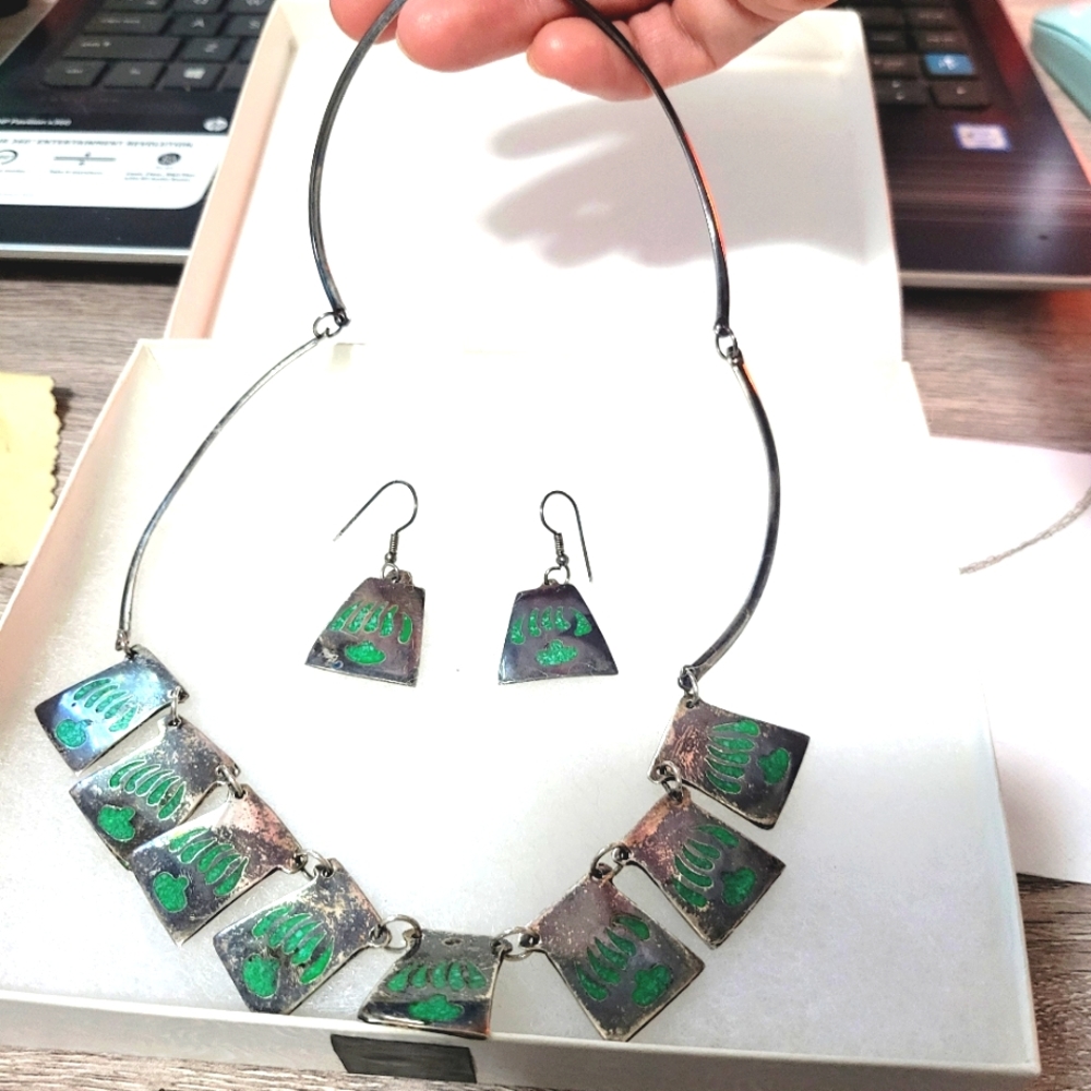 Vintage hand made Native American Turquiose Bear paw necklace & Earrings set